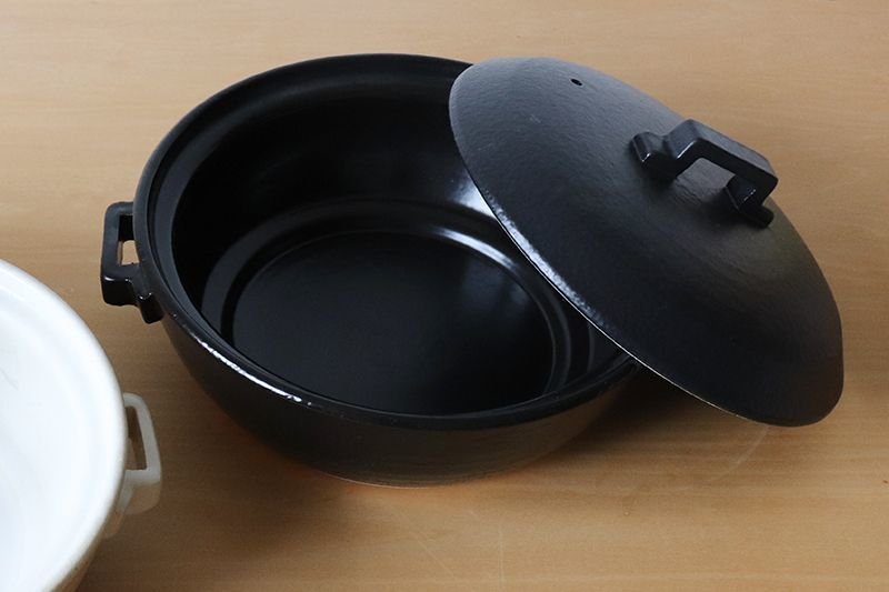 黒い陶器製土鍋 金色装飾 伊賀土鍋 8号／TOJIKITONYA（とうじきとんや