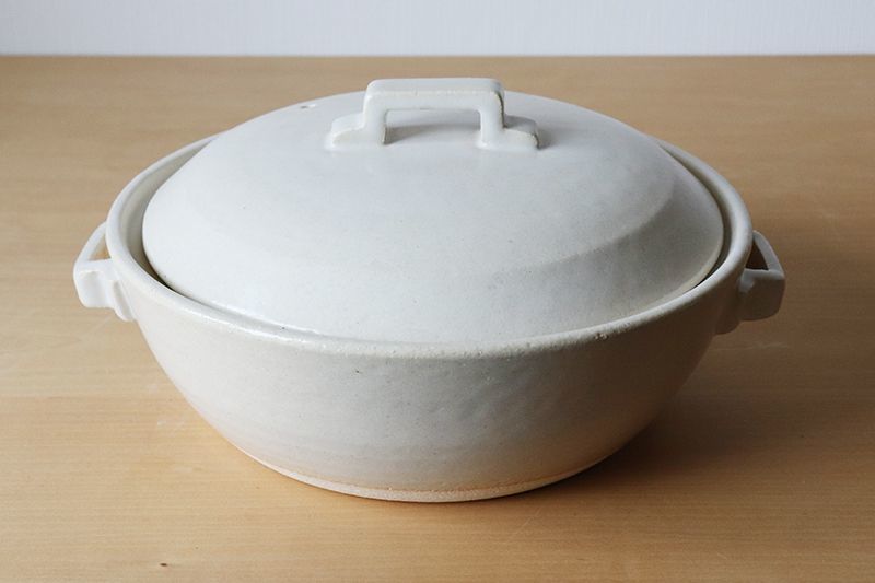 白い陶器製土鍋 蒸し器付き 直径約35センチ 白い陶器製土鍋 蒸し器付き 直径約35センチ